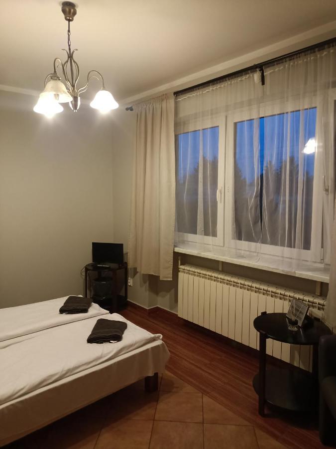 Pokoje Pod Swierkiem Swarzędz Exterior foto
