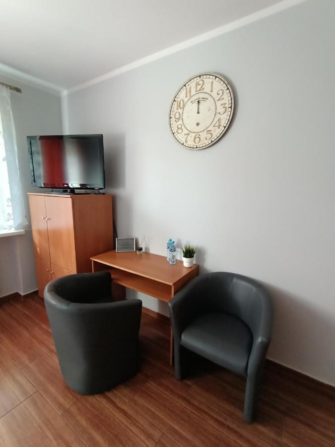 Pokoje Pod Swierkiem Swarzędz Exterior foto