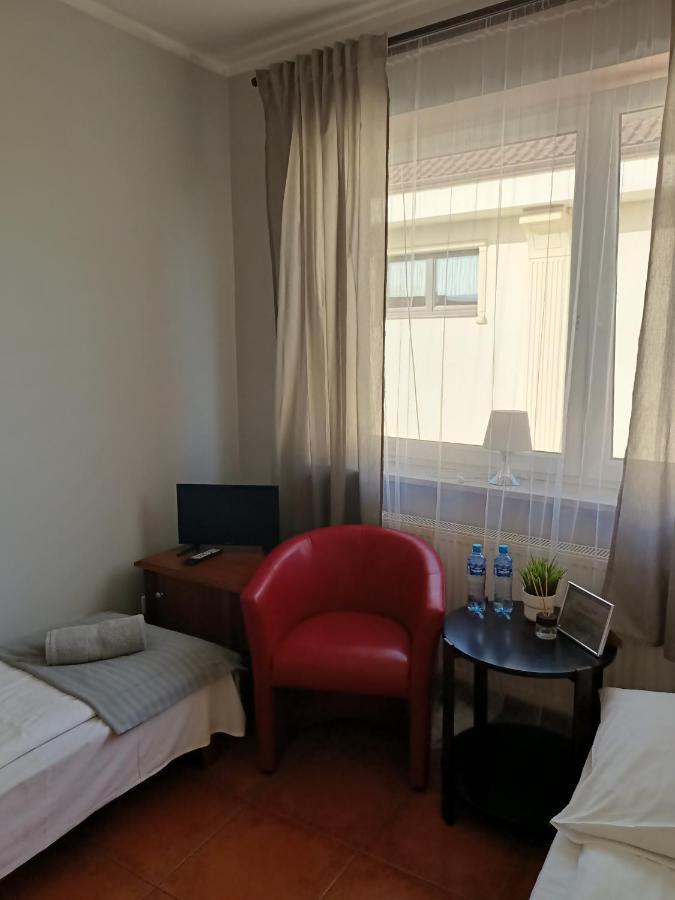 Pokoje Pod Swierkiem Swarzędz Exterior foto
