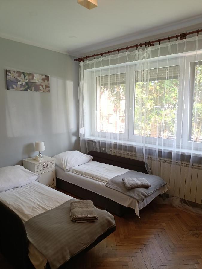 Pokoje Pod Swierkiem Swarzędz Exterior foto