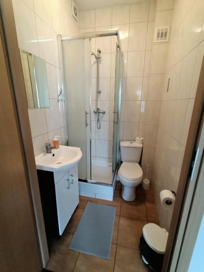 Pokoje Pod Swierkiem Swarzędz Exterior foto