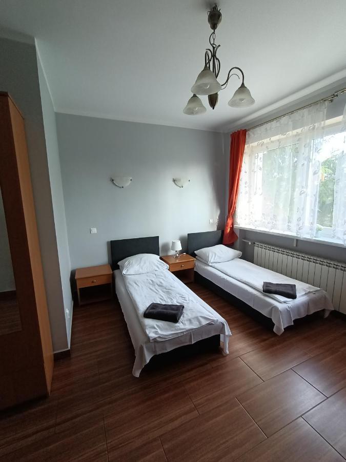 Pokoje Pod Swierkiem Swarzędz Exterior foto