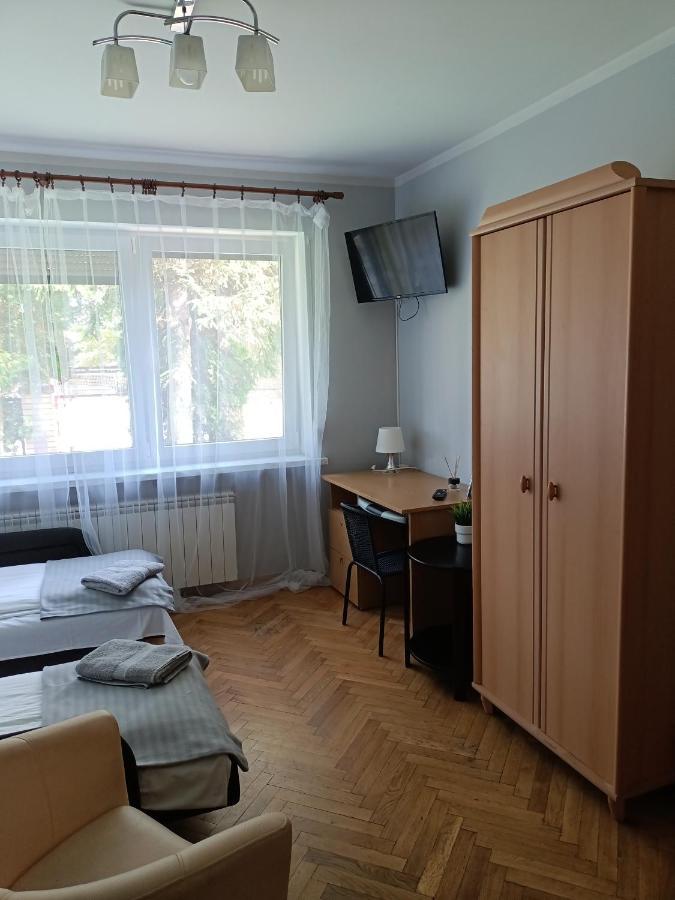 Pokoje Pod Swierkiem Swarzędz Exterior foto